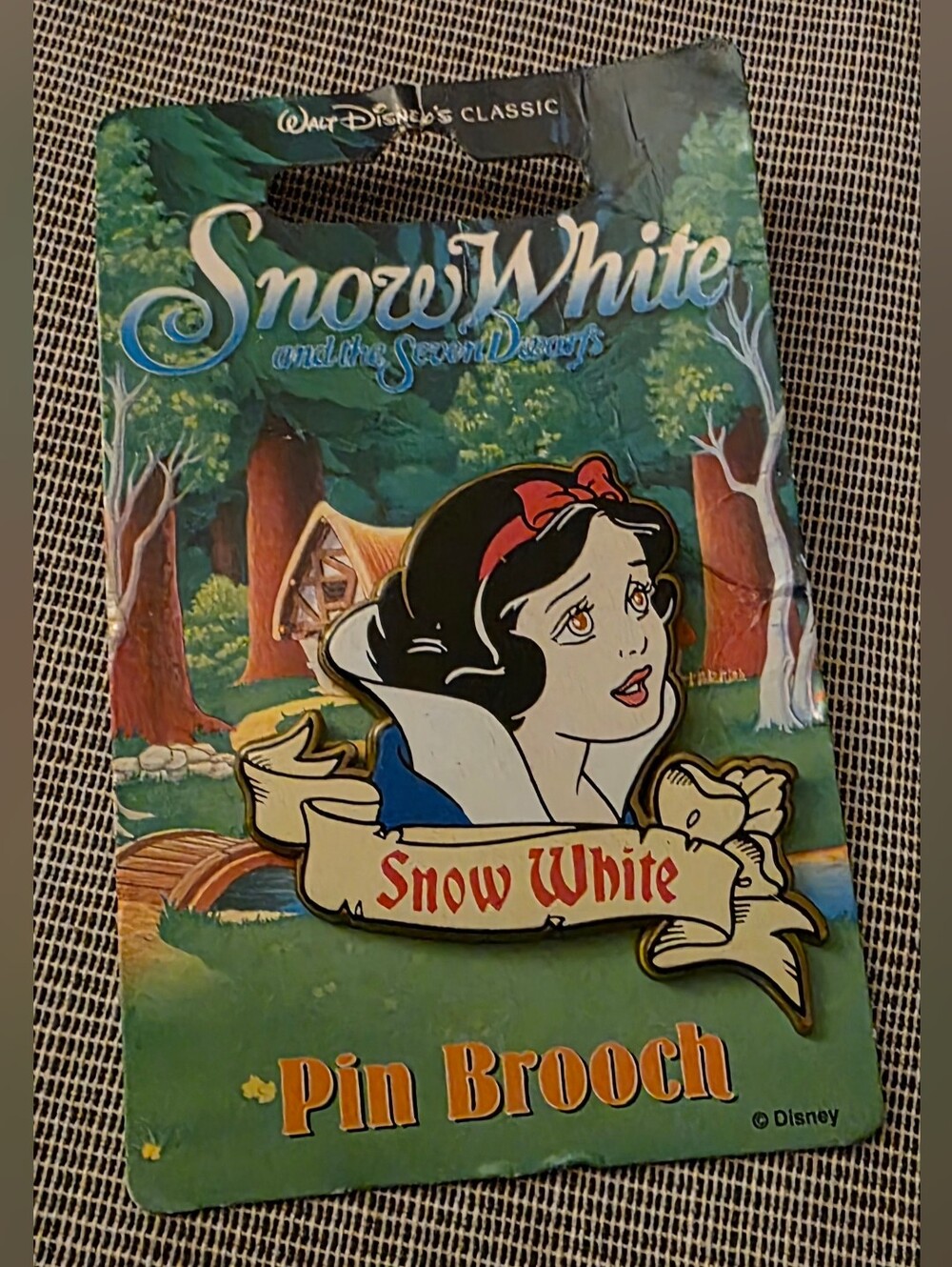 Disney Snow White Pin New On Card